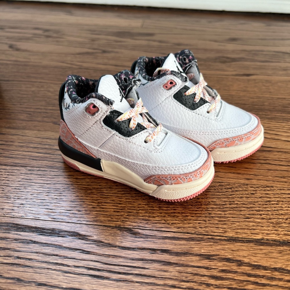 NIB Jordan Retro 3 Toddler Infant Shoes Red Stardust/White/Anthracite Size 4